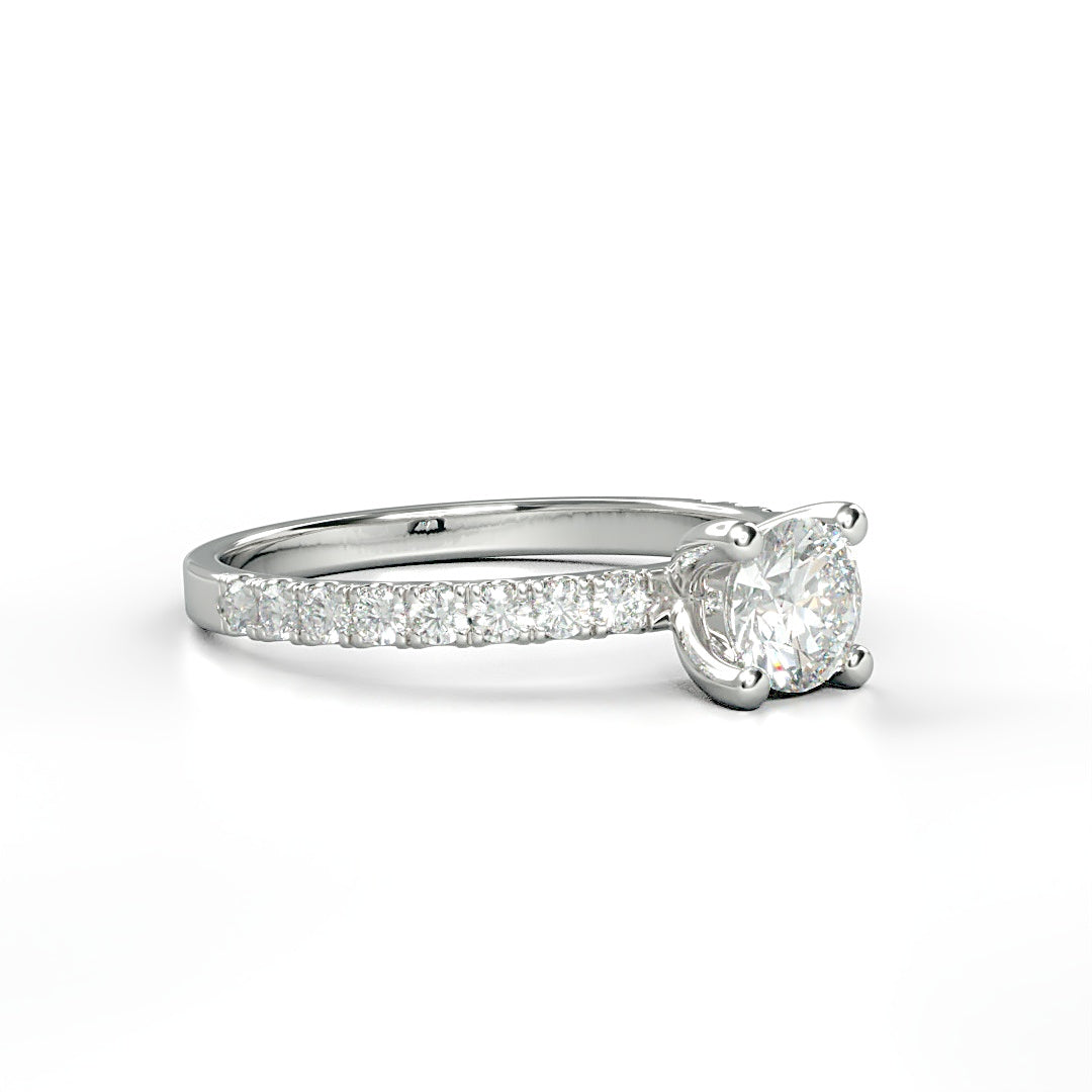 Klassischer Verlobungsring Daniela mit 0.70 ct TW/VVS-Diamant in 4-Krappen-Fassung und 0.25 ct G/VS-Diamanten an der Ringschiene – erhältlich in München und Augsburg

