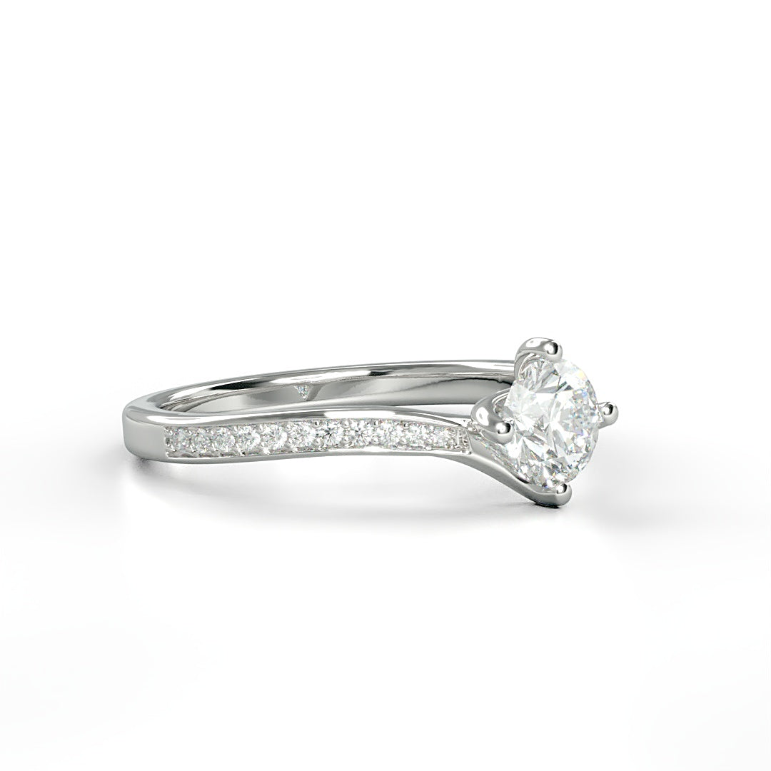 Verlobungsring Mila mit 0.50ct G/SI-Diamant und 0.18ct seitlichen Diamanten in geschwungener Ringschiene – stilvolles Design, erhältlich in München und Augsburg