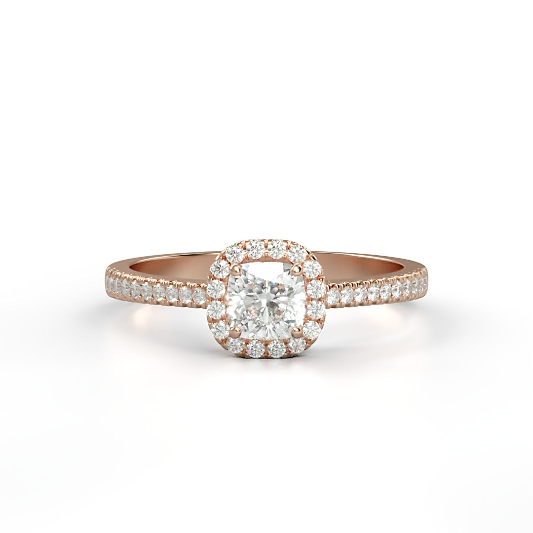 Verlobungsring Aurélie mit 0.30ct G/VS Cushion-Cut Diamant, Halo aus Diamanten, 0.17ct seitliche Diamanten – erhältlich in München und Augsburg