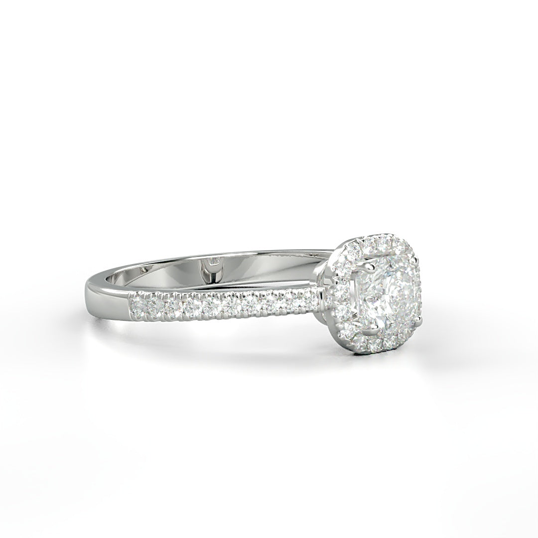 Verlobungsring Aurélie mit 0.30ct G/VS Cushion-Cut Diamant, Halo aus Diamanten, 0.17ct seitliche Diamanten – erhältlich in München und Augsburg