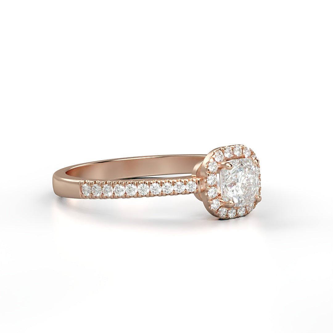 Verlobungsring Aurélie mit 0.30ct G/VS Cushion-Cut Diamant, Halo aus Diamanten, 0.17ct seitliche Diamanten – erhältlich in München und Augsburg
