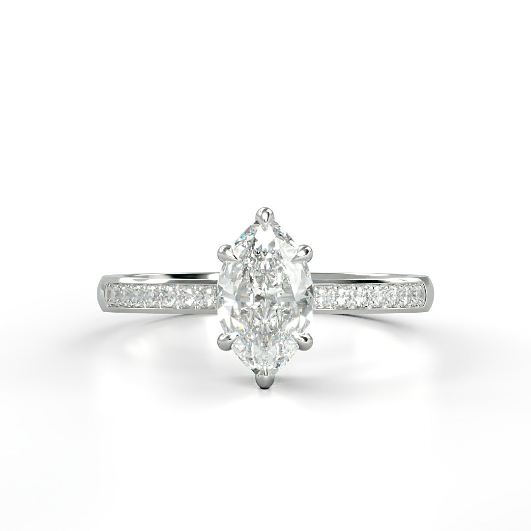 Verlobungsring Marisa mit 0.70ct Marquise-Diamant (G/SI) und 0.10ct Diamanten in Verschnittfassung – ein einzigartiges Design, erhältlich in München und Augsburg.

