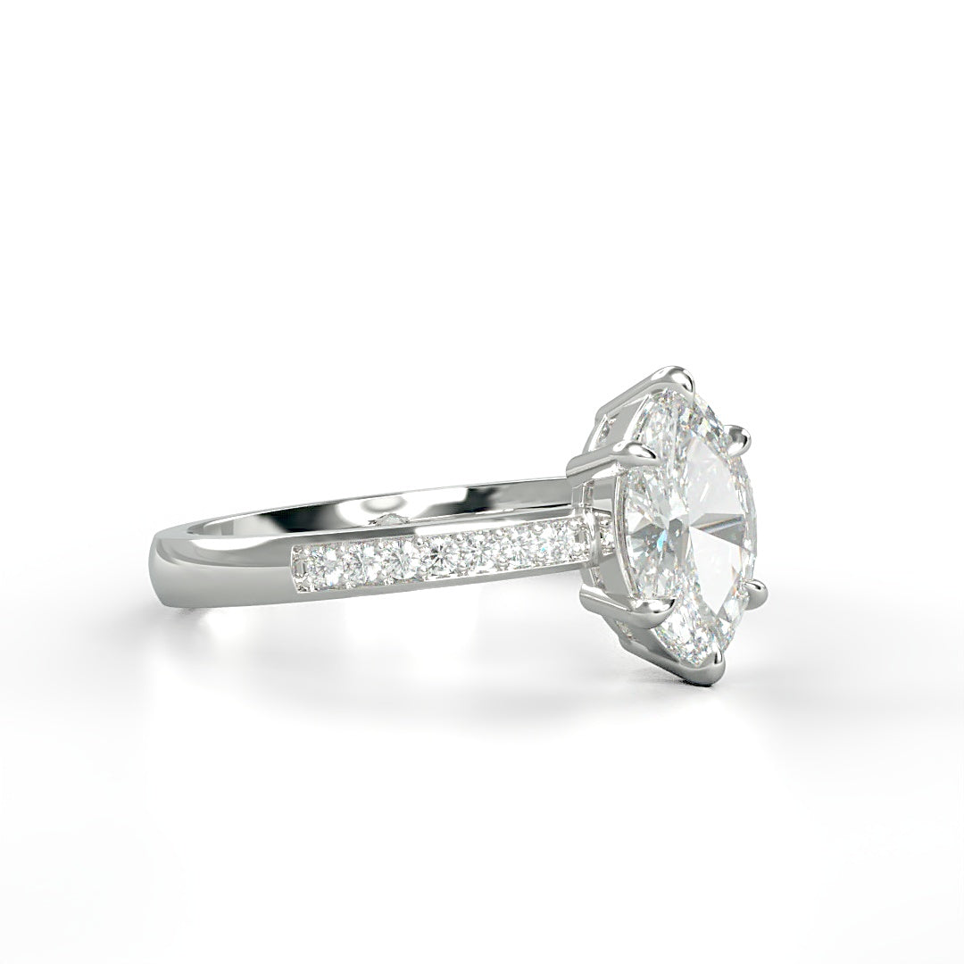 Verlobungsring Marisa mit 0.70ct Marquise-Diamant (G/SI) und 0.10ct Diamanten in Verschnittfassung – ein einzigartiges Design, erhältlich in München und Augsburg.

