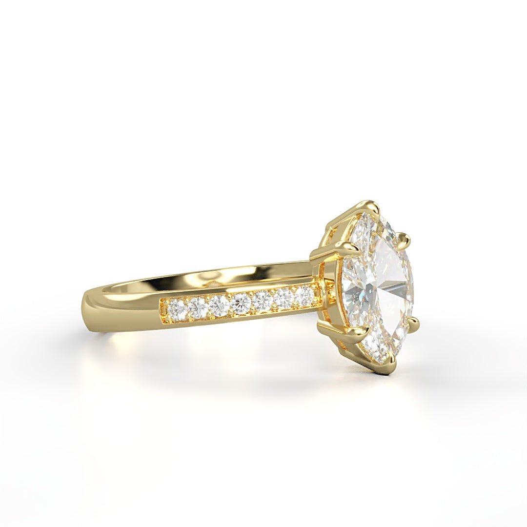 Verlobungsring Marisa mit 0.70ct Marquise-Diamant (G/SI) und 0.10ct Diamanten in Verschnittfassung – ein einzigartiges Design, erhältlich in München und Augsburg.

