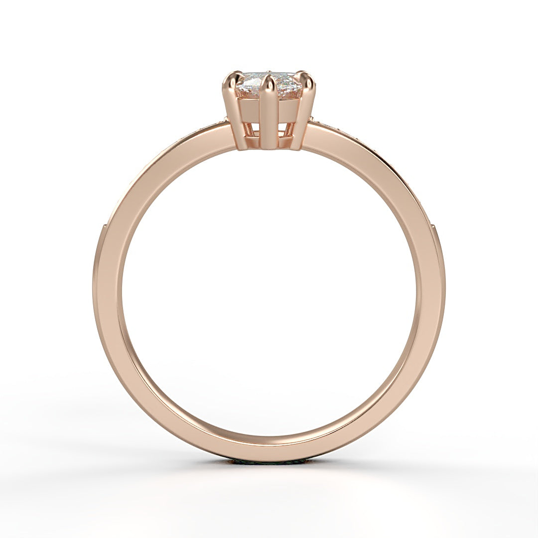 Verlobungsring Marisa mit 0.70ct Marquise-Diamant (G/SI) und 0.10ct Diamanten in Verschnittfassung – ein einzigartiges Design, erhältlich in München und Augsburg.

