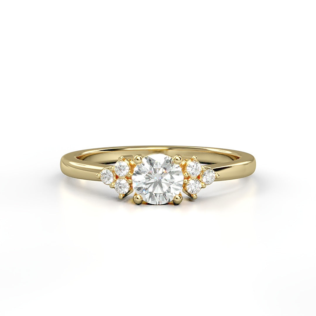 Verlobungsring Fleur mit 0.30 ct G/VS-Diamant, ergänzt durch 0.08 ct seitliche G/VS-Diamanten – erhältlich in München und Augsburg