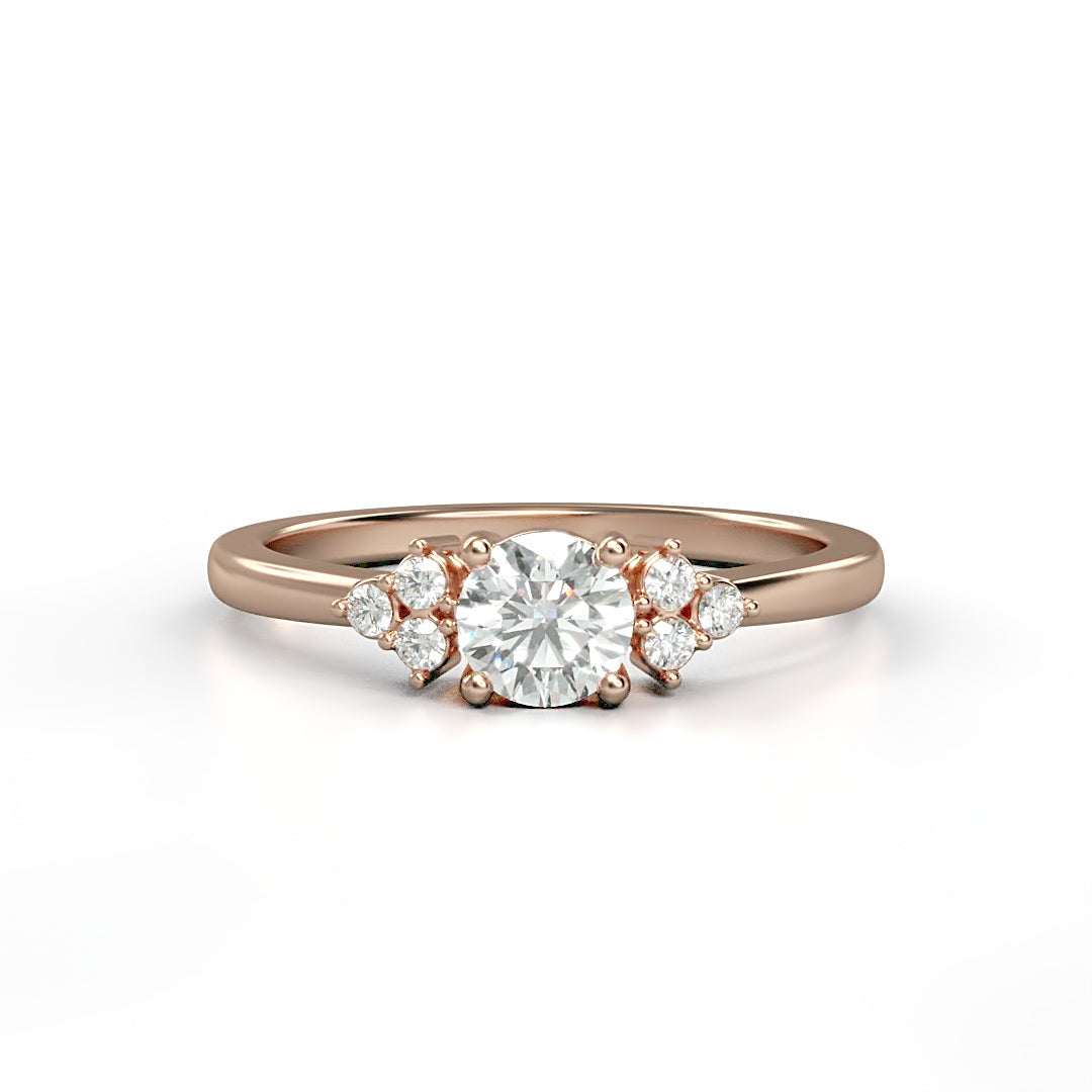 Verlobungsring Fleur mit 0.30 ct G/VS-Diamant, ergänzt durch 0.08 ct seitliche G/VS-Diamanten – erhältlich in München und Augsburg
