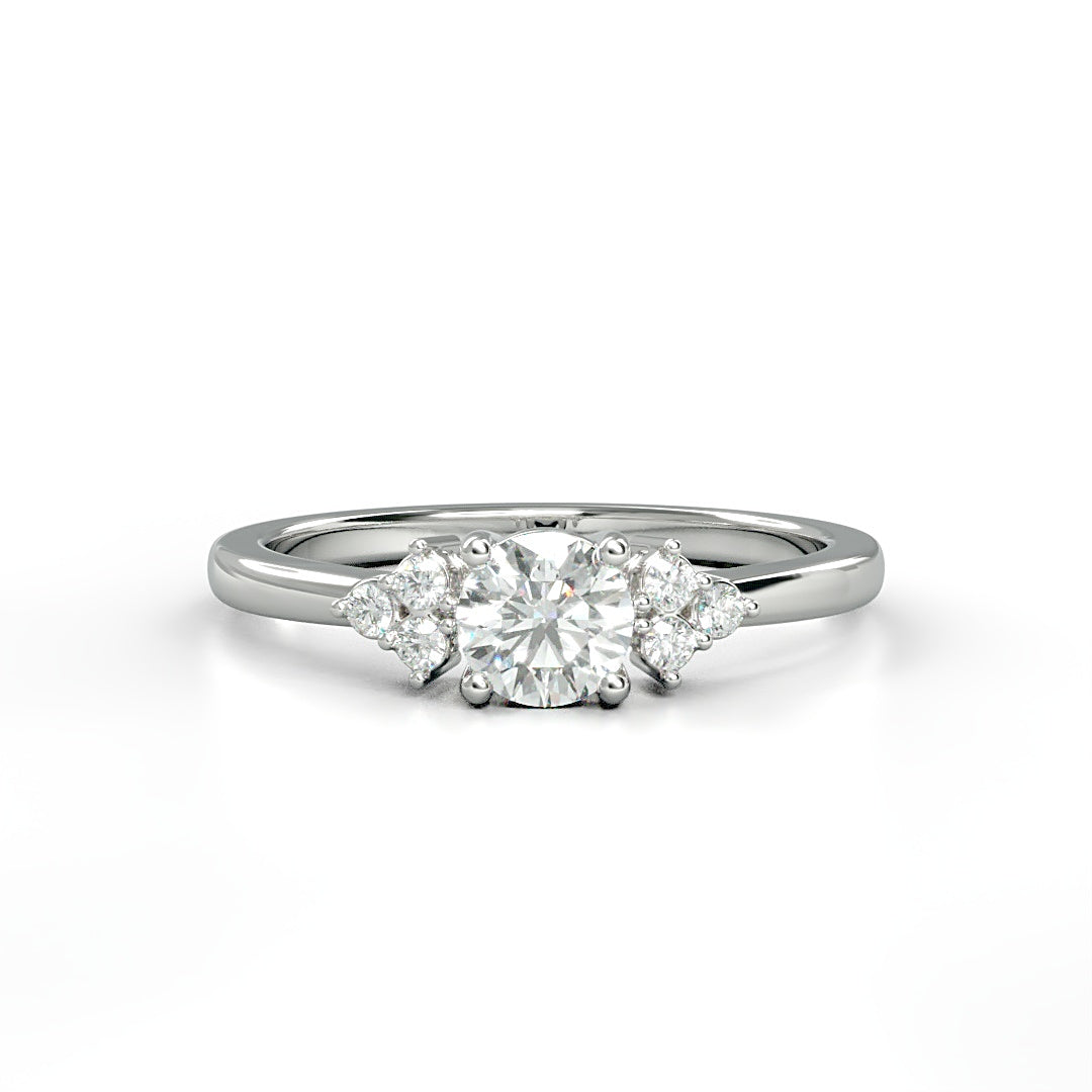 Verlobungsring Fleur mit 0.30 ct G/VS-Diamant, ergänzt durch 0.08 ct seitliche G/VS-Diamanten – erhältlich in München und Augsburg