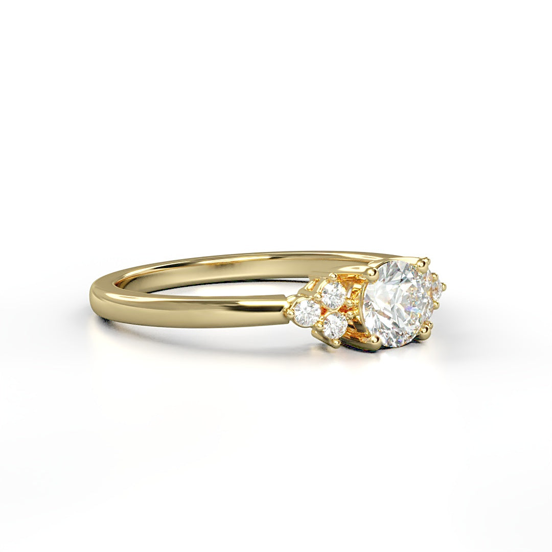 Verlobungsring Fleur mit 0.30 ct G/VS-Diamant, ergänzt durch 0.08 ct seitliche G/VS-Diamanten – erhältlich in München und Augsburg