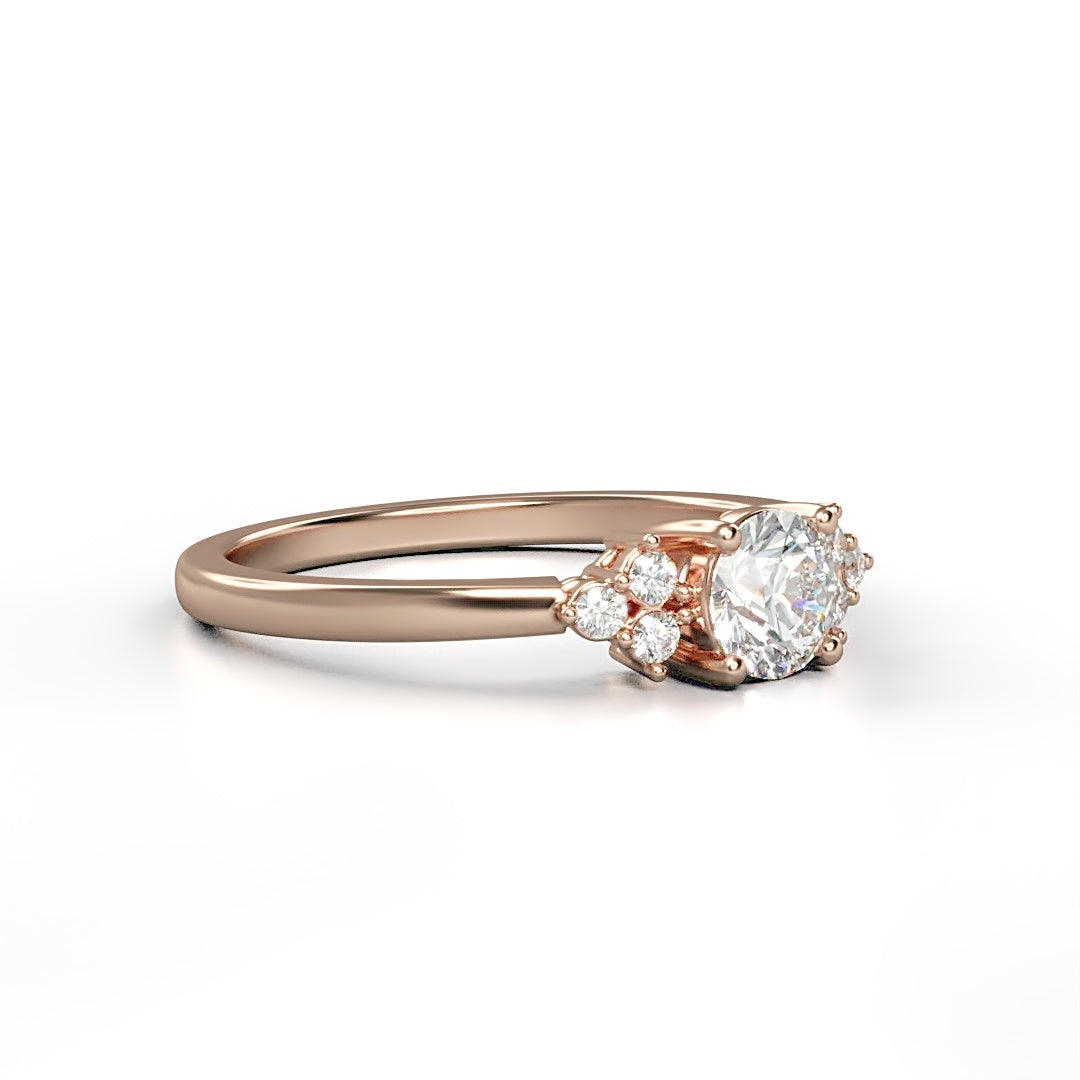 Verlobungsring Fleur mit 0.30 ct G/VS-Diamant, ergänzt durch 0.08 ct seitliche G/VS-Diamanten – erhältlich in München und Augsburg