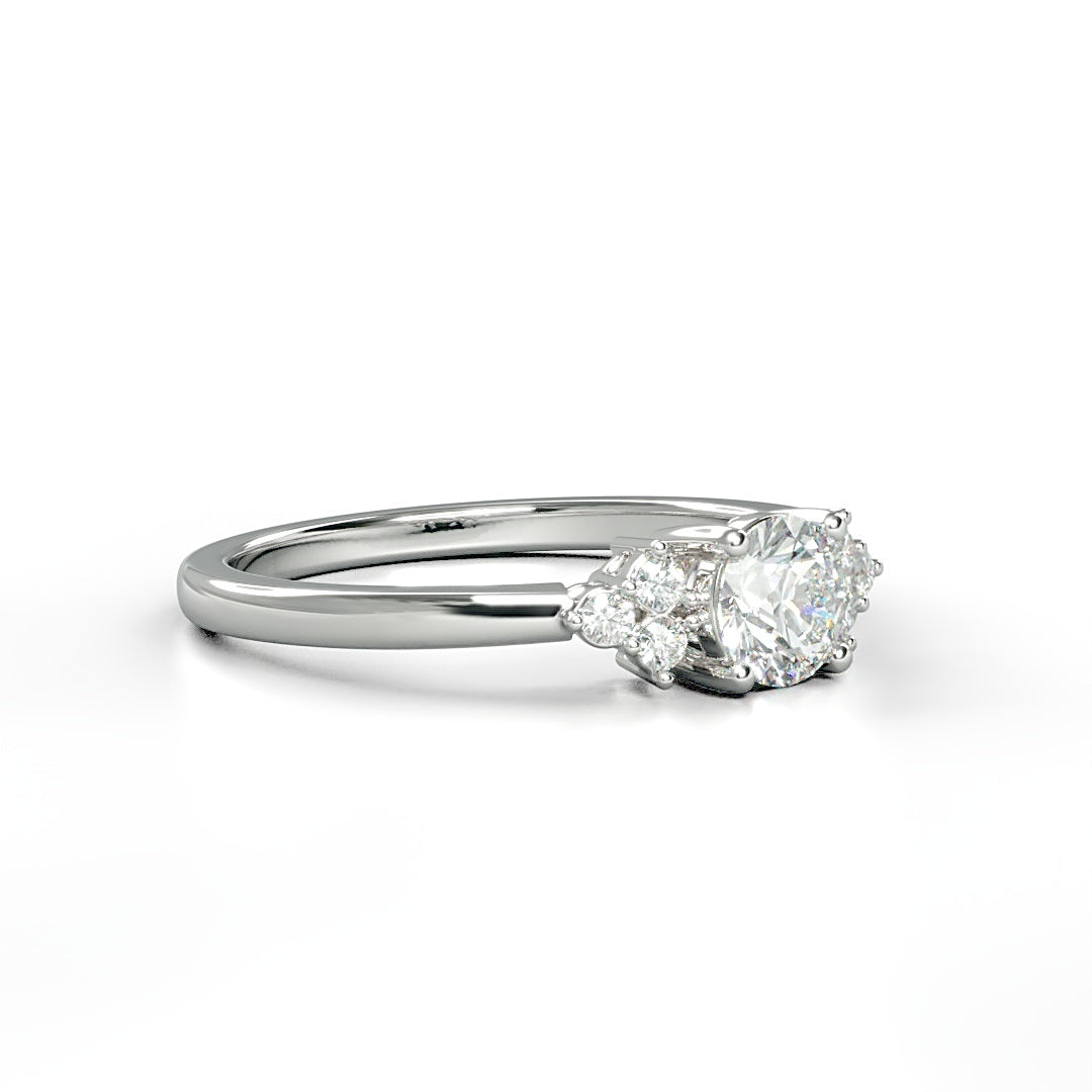 Verlobungsring Fleur mit 0.30 ct G/VS-Diamant, ergänzt durch 0.08 ct seitliche G/VS-Diamanten – erhältlich in München und Augsburg