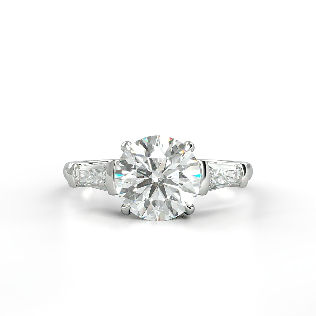 Verlobungsring Valerie mit 2ct rundem Diamant (G/SI) und zwei tapered Baguette-Diamanten (0.5ct) in einem eleganten Design – erhältlich in München und Augsburg