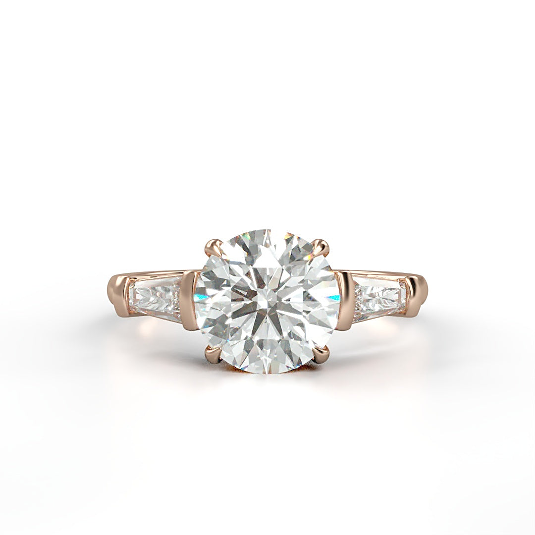 Verlobungsring Valerie mit 2ct rundem Diamant (G/SI) und zwei tapered Baguette-Diamanten (0.5ct) in einem eleganten Design – erhältlich in München und Augsburg