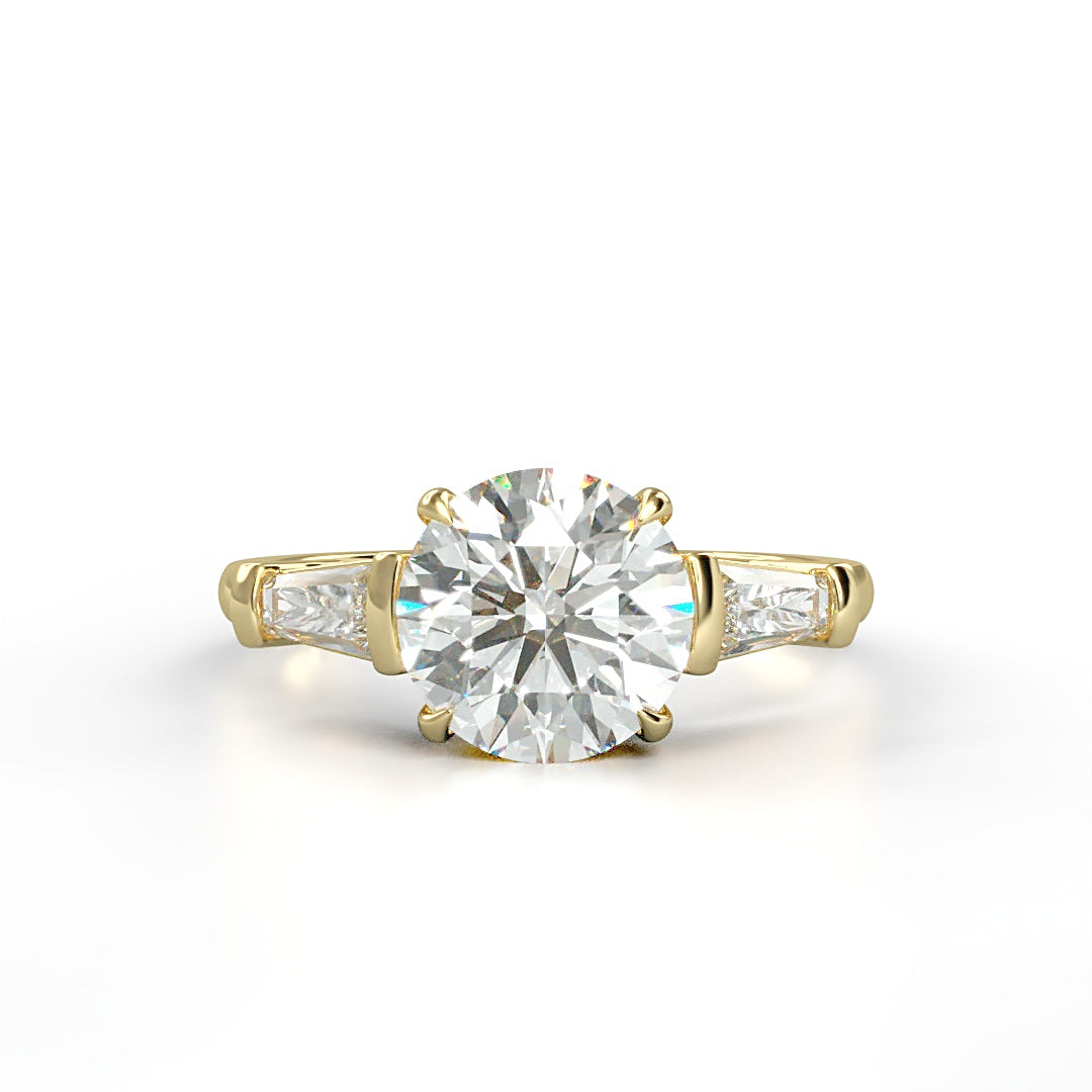 Verlobungsring Valerie mit 2ct rundem Diamant (G/SI) und zwei tapered Baguette-Diamanten (0.5ct) in einem eleganten Design – erhältlich in München und Augsburg