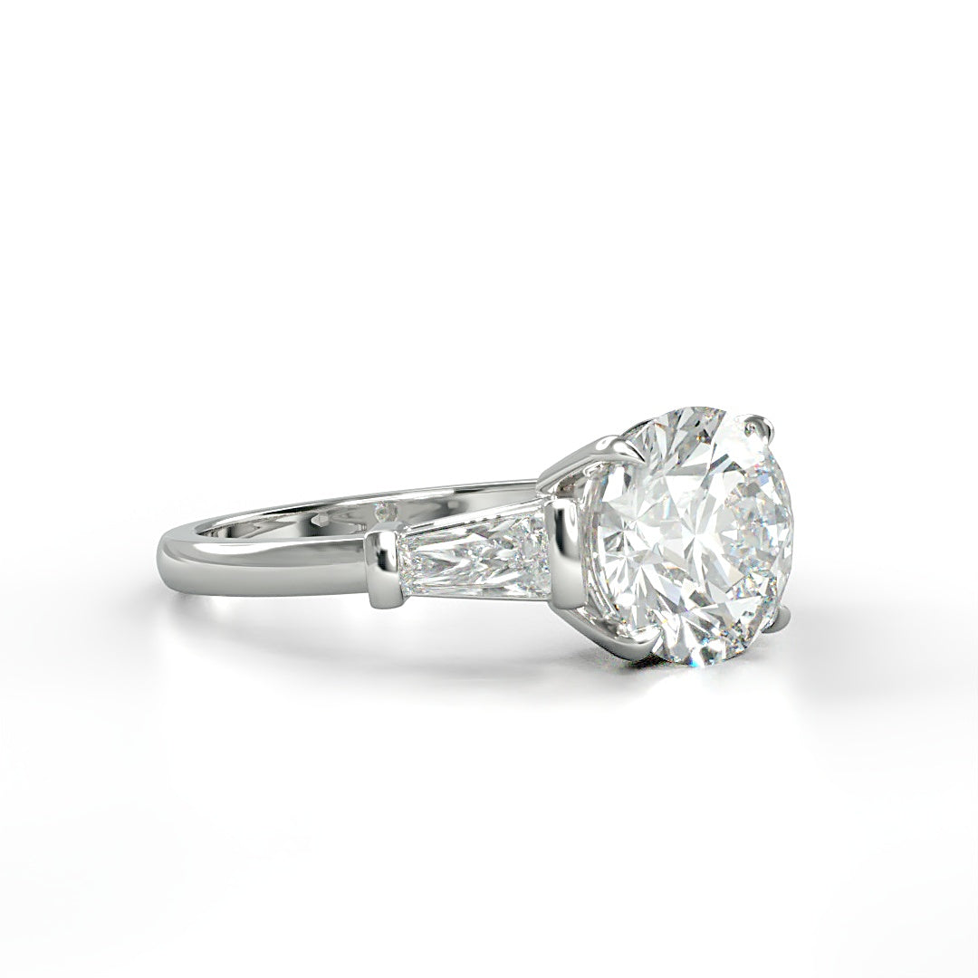 Verlobungsring Valerie mit 2ct rundem Diamant (G/SI) und zwei tapered Baguette-Diamanten (0.5ct) in einem eleganten Design – erhältlich in München und Augsburg