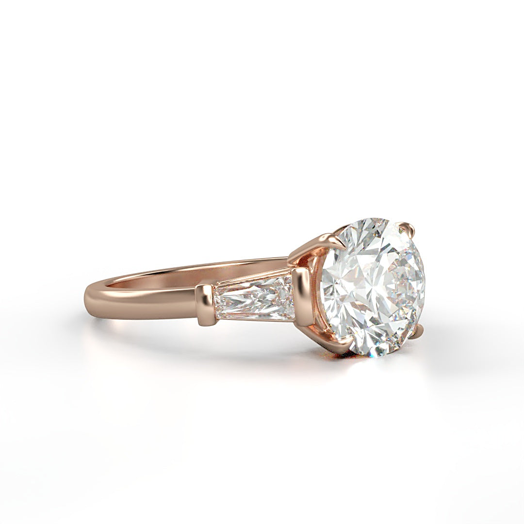 Verlobungsring Valerie mit 2ct rundem Diamant (G/SI) und zwei tapered Baguette-Diamanten (0.5ct) in einem eleganten Design – erhältlich in München und Augsburg