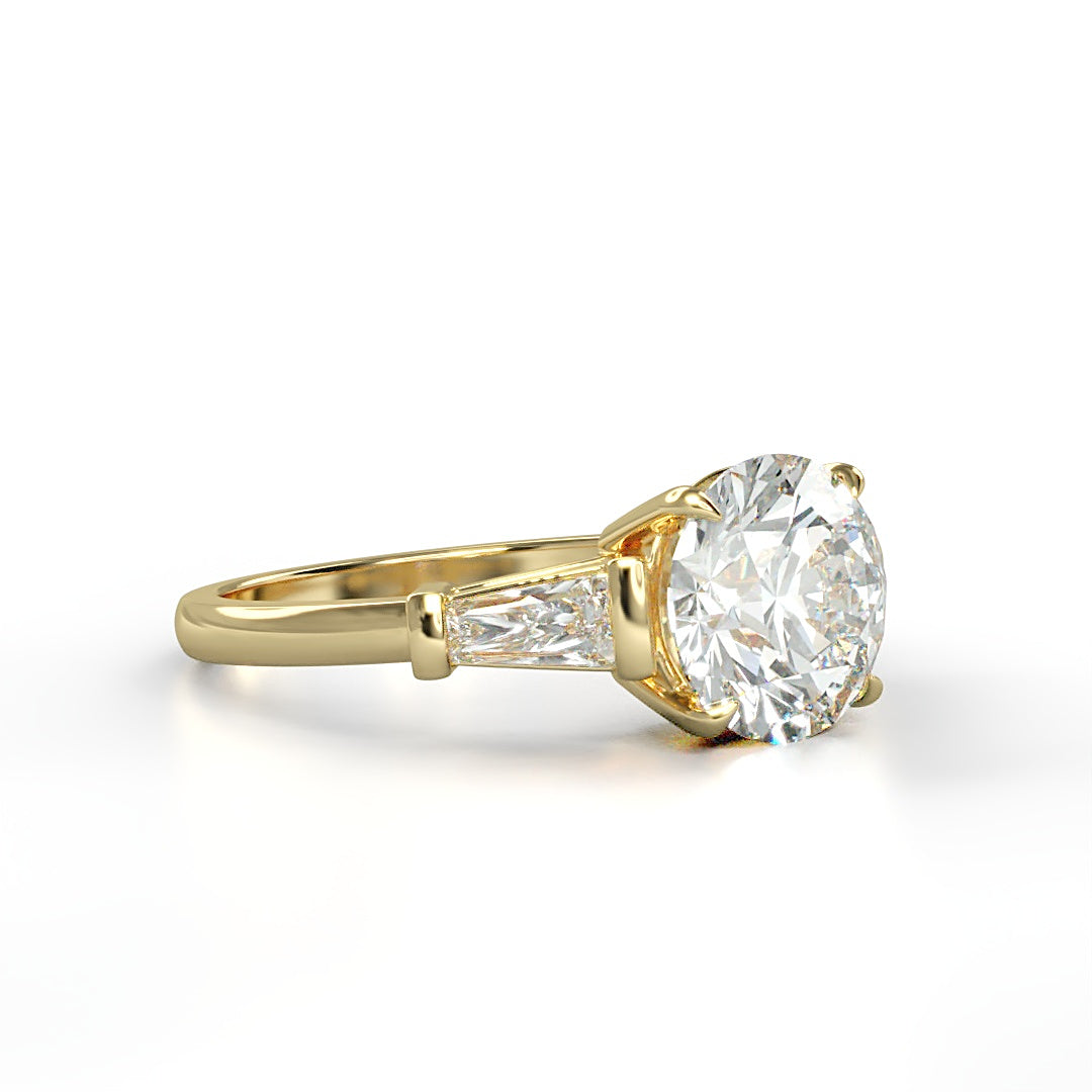Verlobungsring Valerie mit 2ct rundem Diamant (G/SI) und zwei tapered Baguette-Diamanten (0.5ct) in einem eleganten Design – erhältlich in München und Augsburg