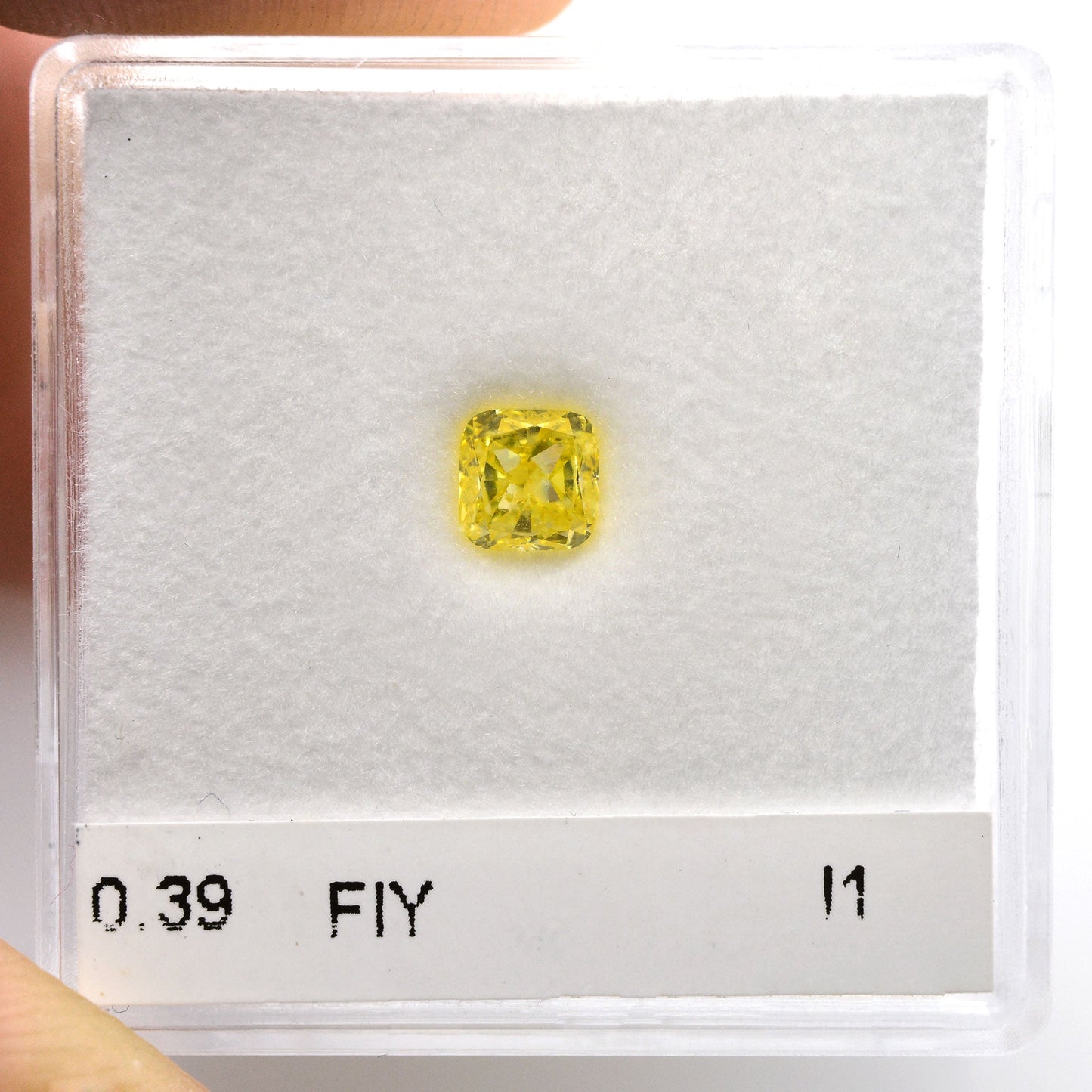 0,39 Karat Fancy Intense Yellow Cushion Diamond I1 GIA