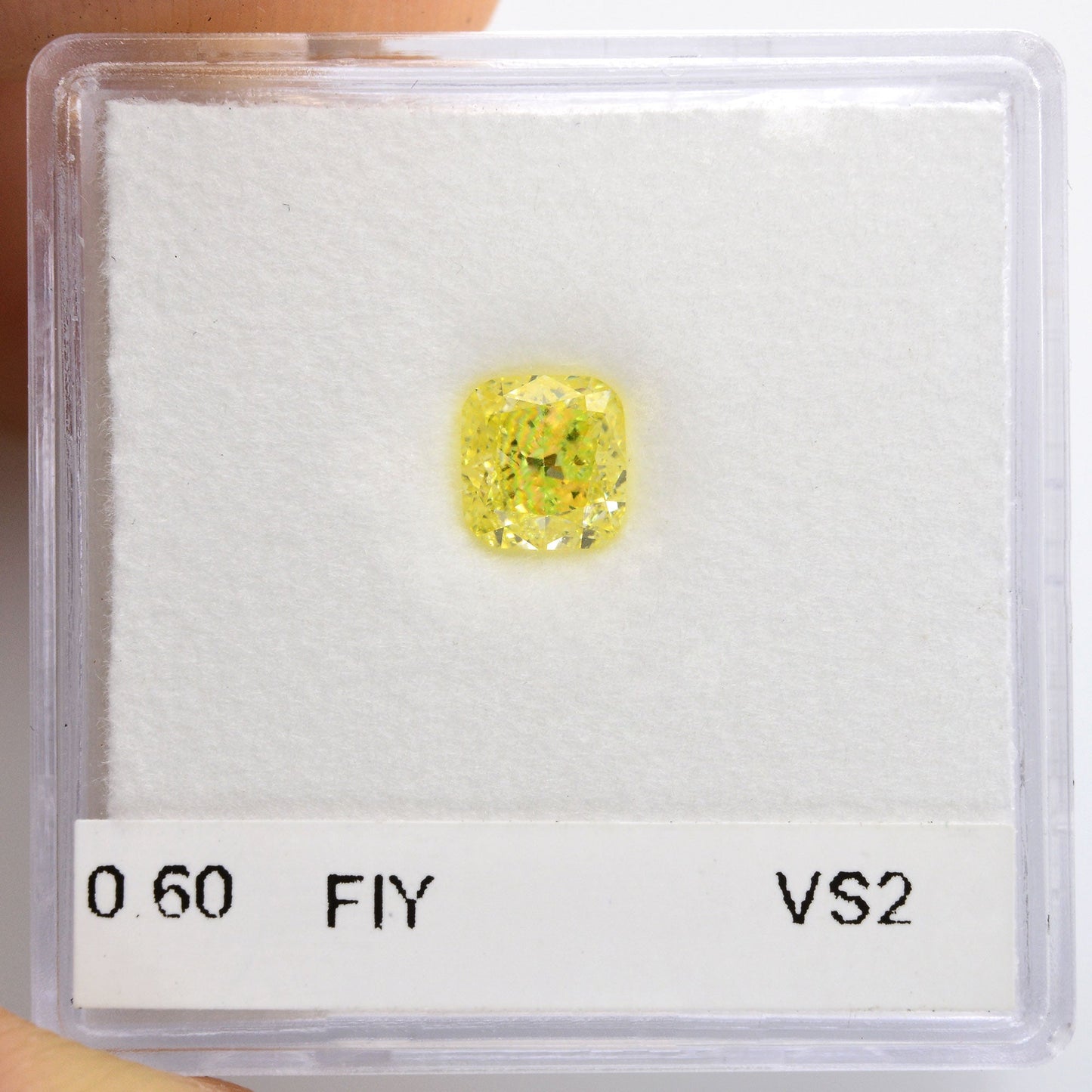 0,60 Karat Fancy Intense Yellow Cushion Diamond VS2 GIA