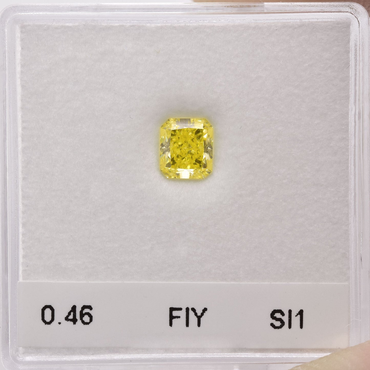 0,46 Karat Fancy Intense Yellow Radiant SI1 GIA