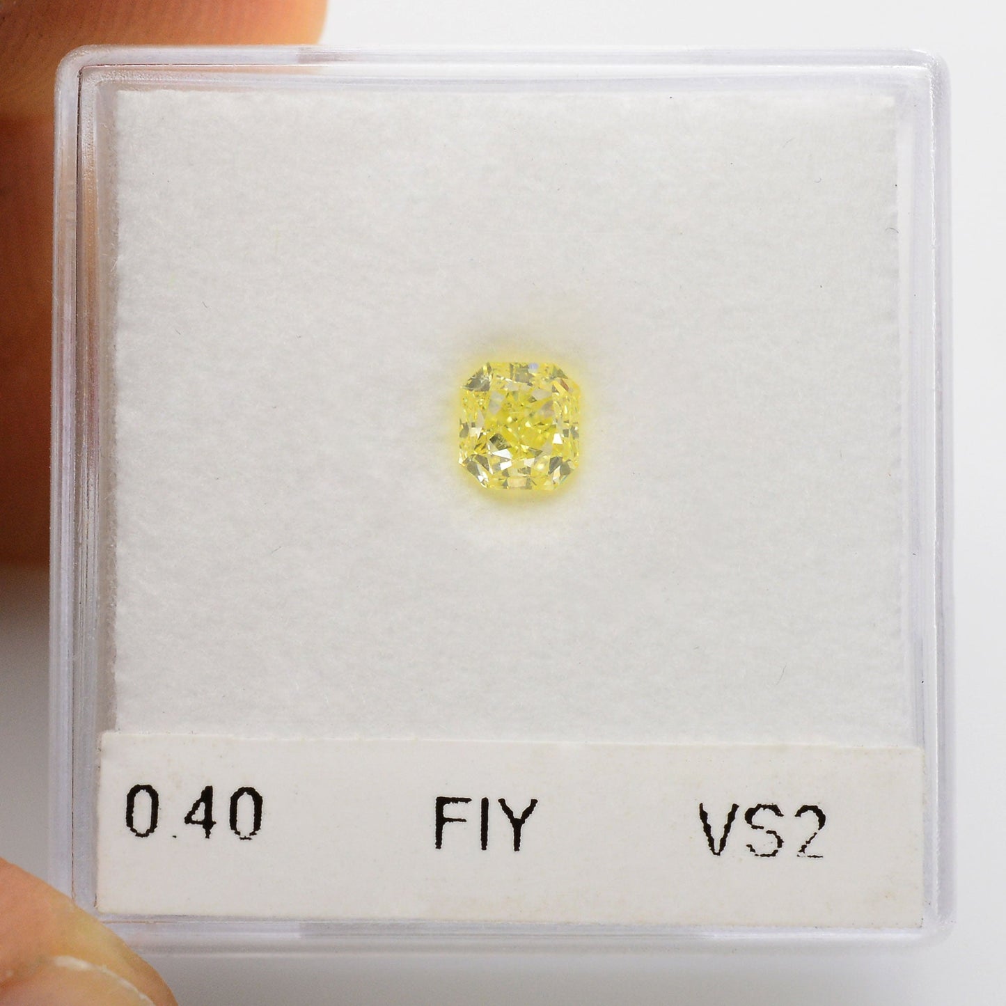 0,40 Karat Fancy Intense Yellow Radiant VS2 IGI