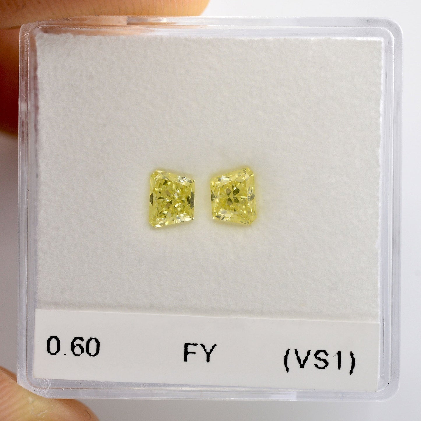 0,60 Karat Fancy Yellow Trapezoid Diamonds (VS1)