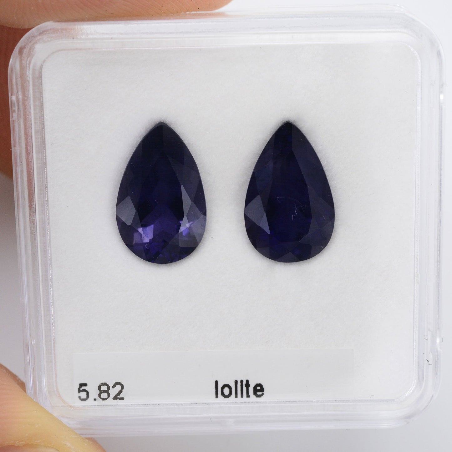 5,82 Karat violetter Birnen-Iolith