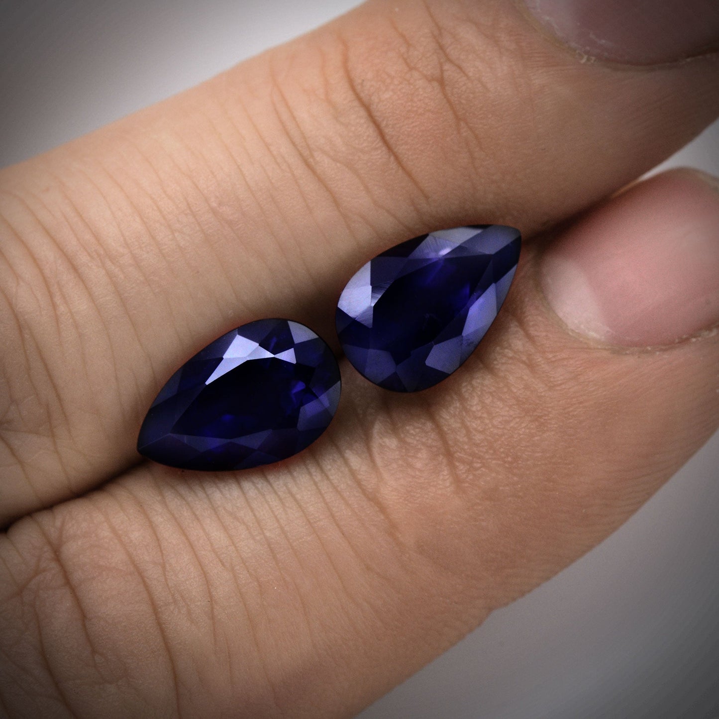 5,82 Karat violetter Birnen-Iolith