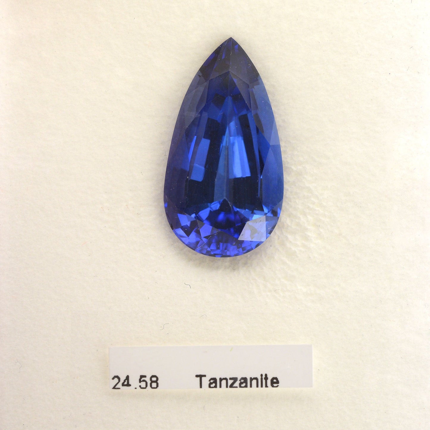 23,91 Karat Tansanit in Birnenform aus Tansania