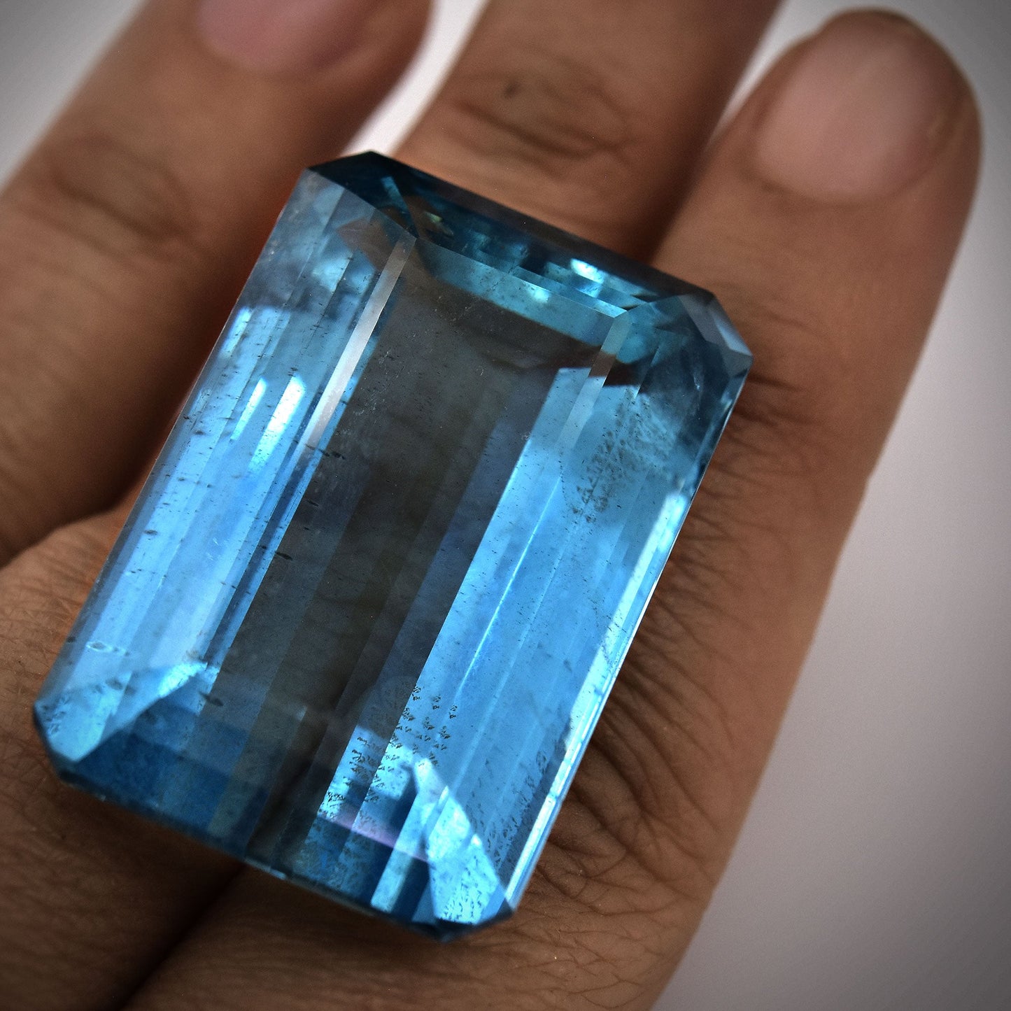 98,51 Karat blauer brasilianischer Smaragd-Aquamarin GRS