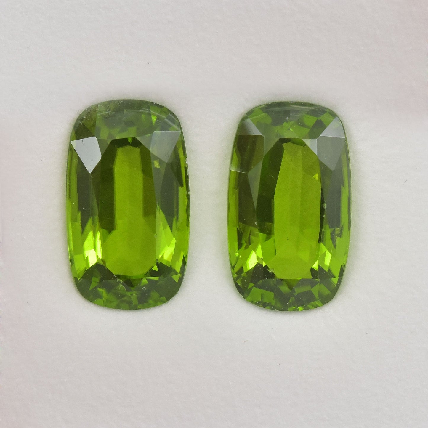 23,90 Karat grüner Kissen-Peridot