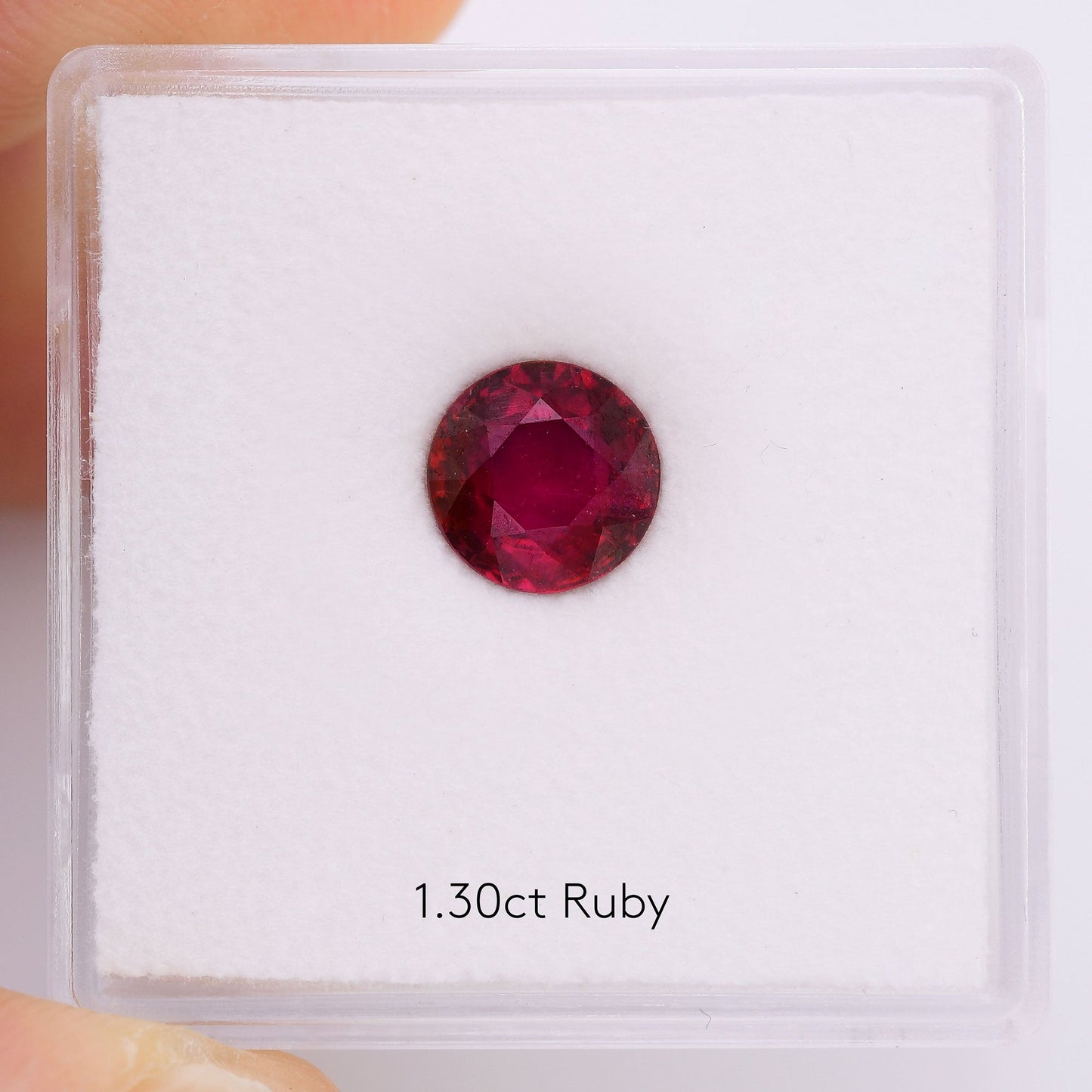 1,30 Karat roter runder Rubin aus Mosambik (GRS)