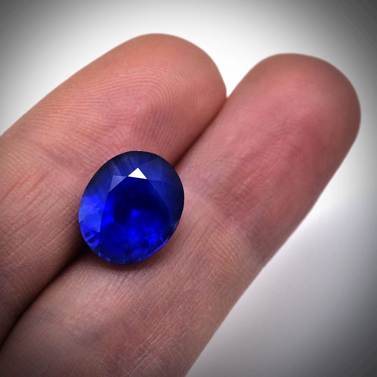 8,44 Karat blauer burmesischer ovaler Saphir GRS