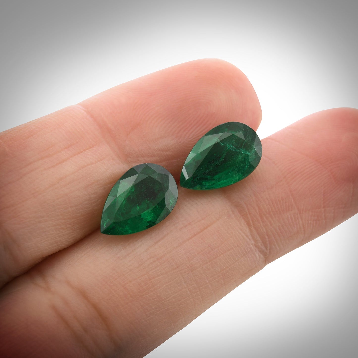 5,05 Karat grüner Zambia-Birnen-Smaragd