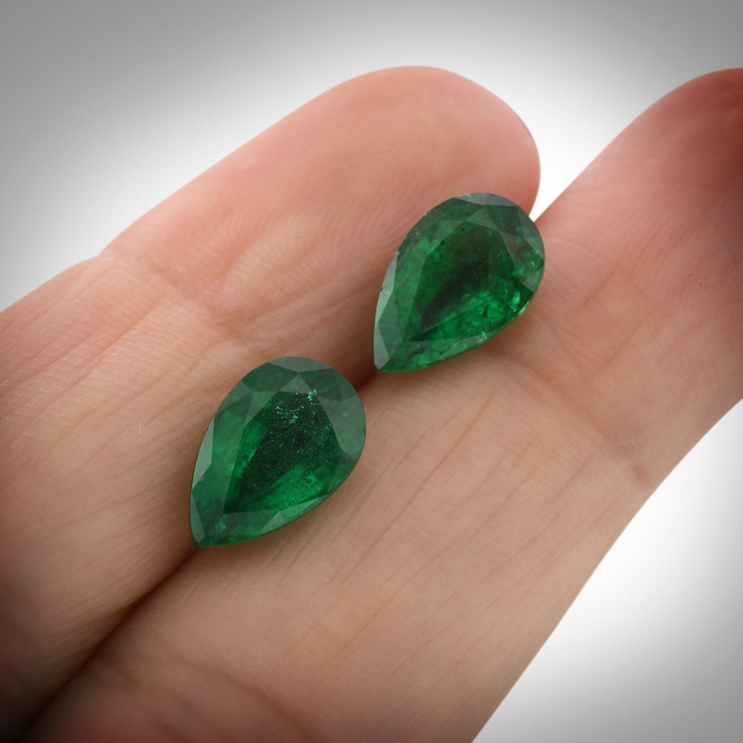 4,90 Karat grüner Birnen-Smaragd