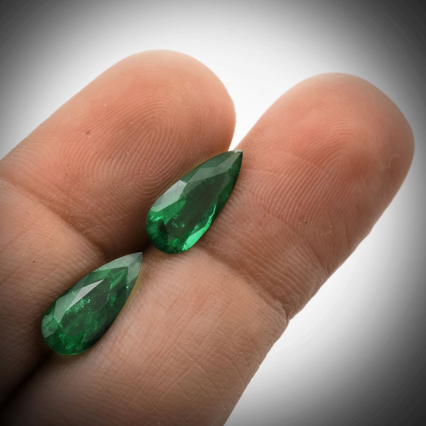 2,31 Karat grüner Birnen-Smaragd