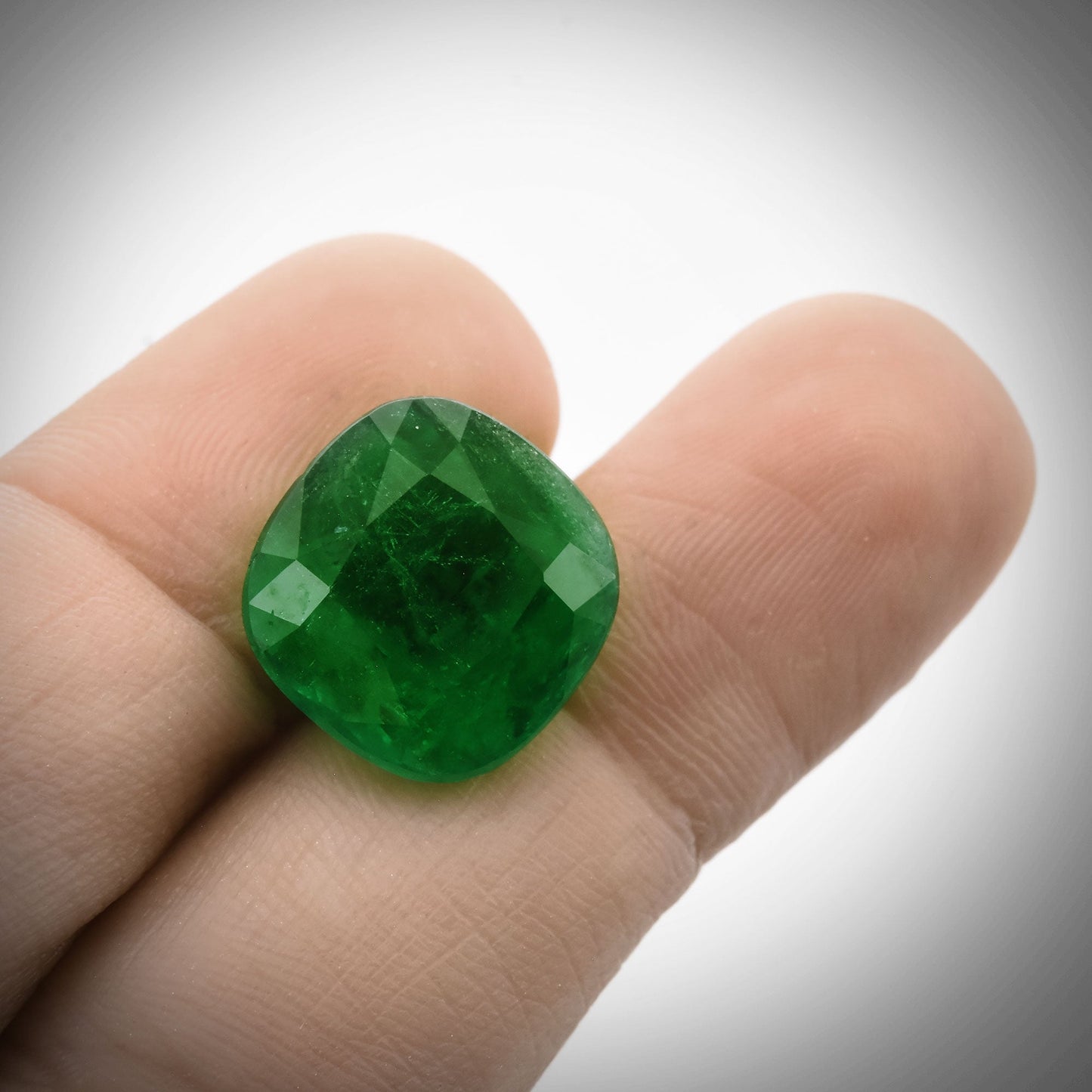 9,35 Karat grüner kolumbianischer Kissen-Smaragd GRS