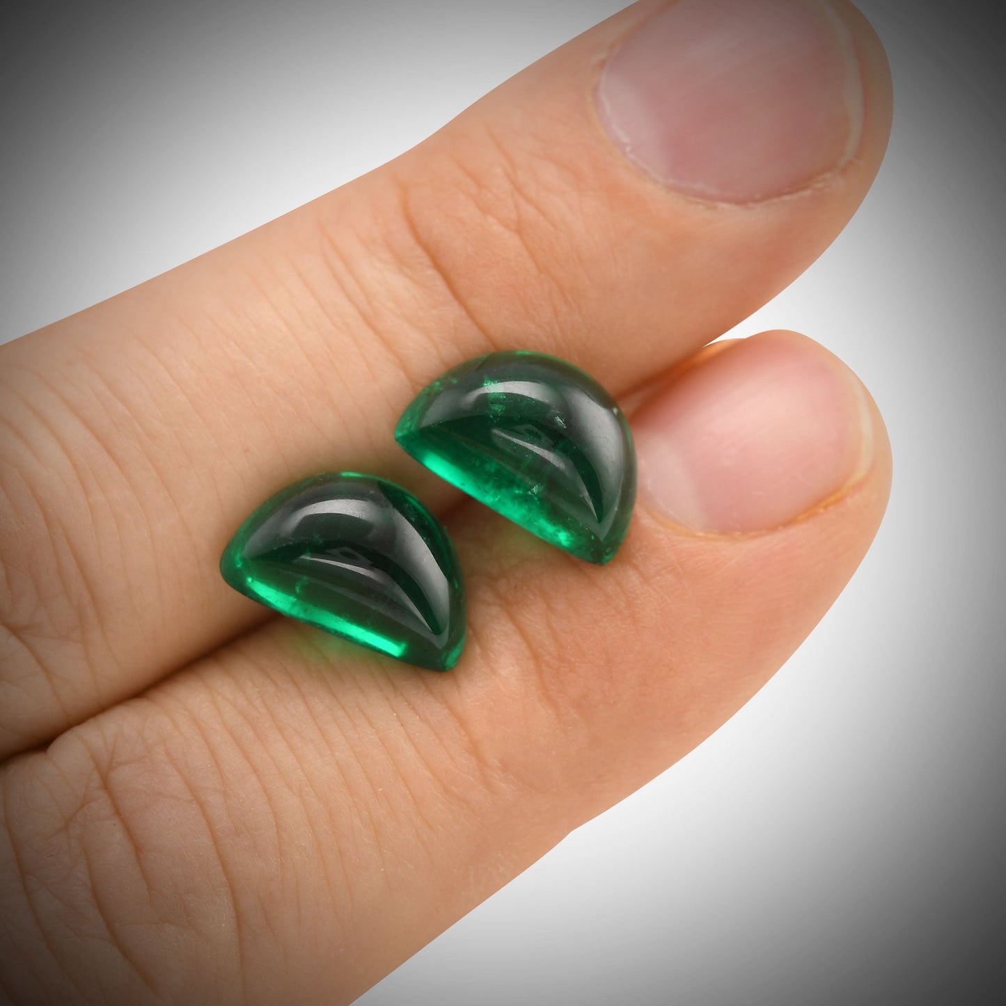 9,67 Karat grüner Cabochon-Smaragd