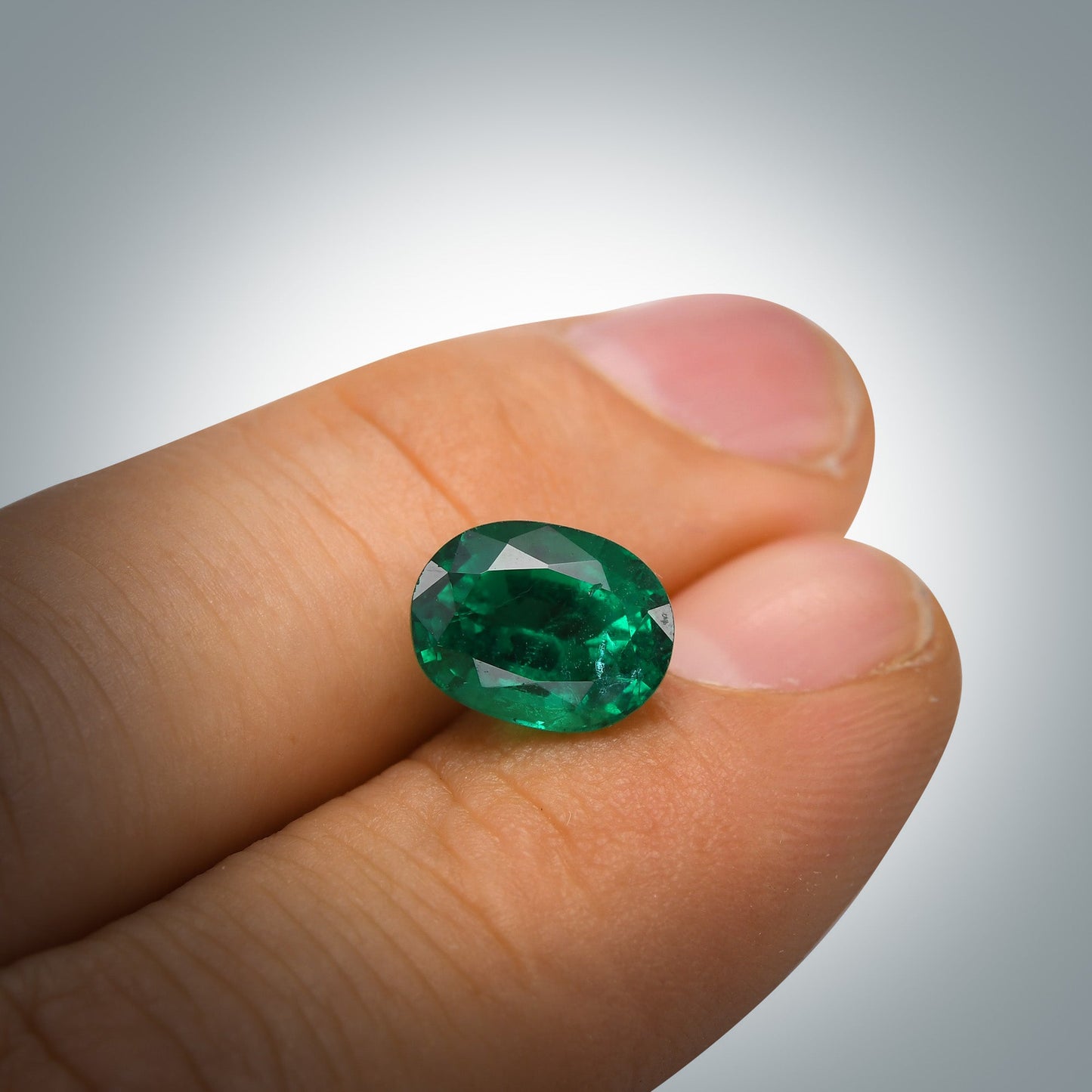 3,88 Karat grüner ovaler Smaragd aus Sambia