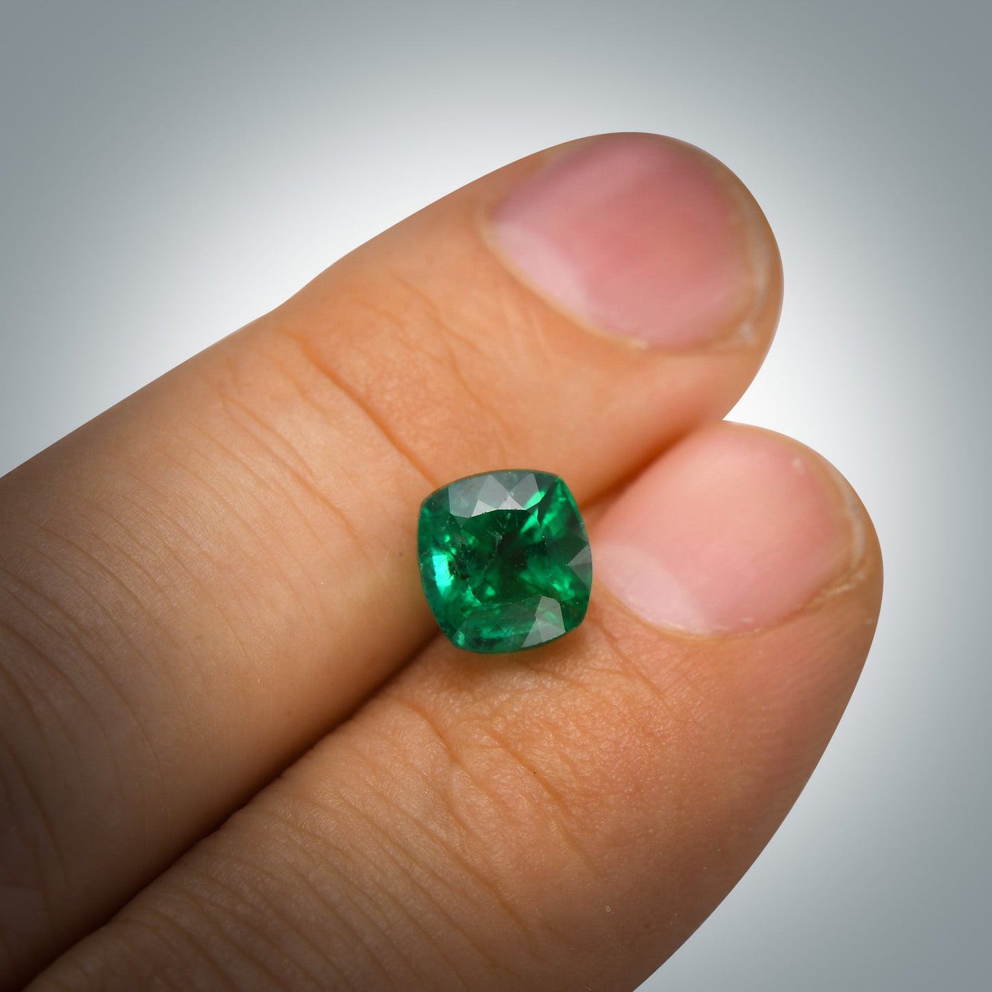 2,72 Karat grüner sambischer Kissen-Smaragd GRS