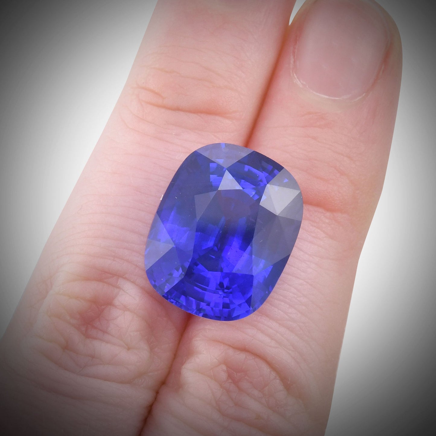 19,38 Karat blauer sri-lankischer Kissen-Saphir GRS