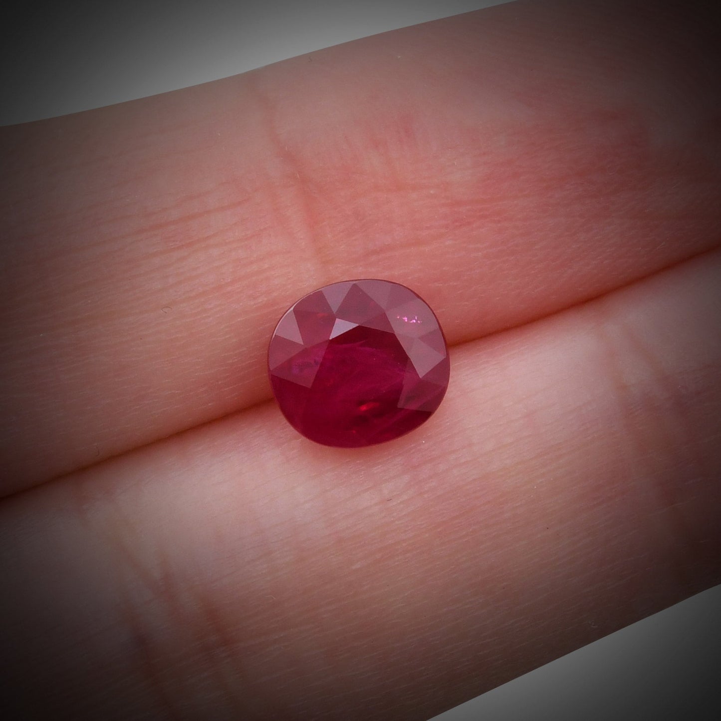 3,00 Karat roter burmesischer Kissenrubin GRS
