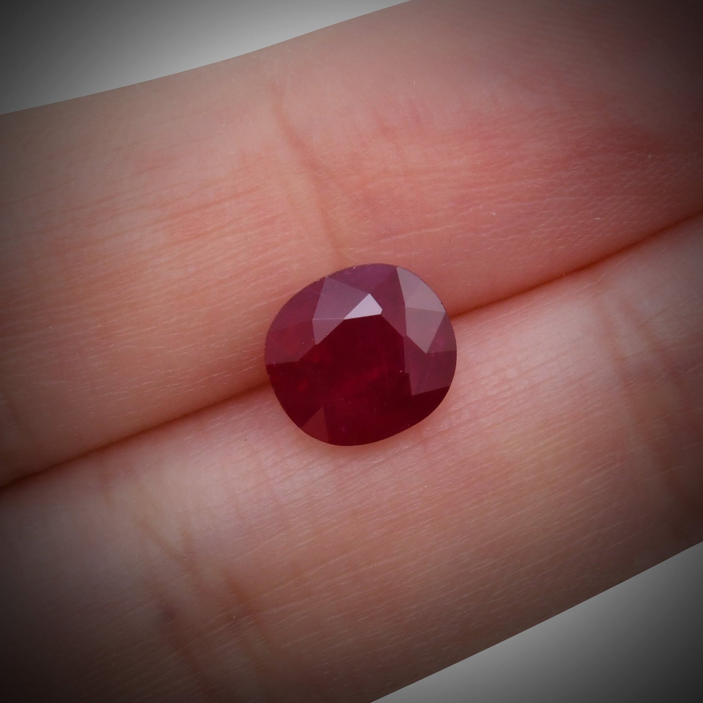 3,39 Karat roter burmesischer Kissen-Rubin GRS
