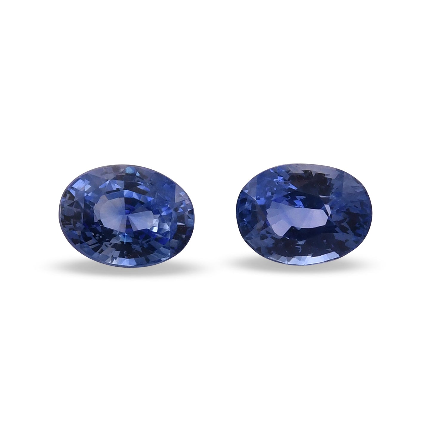 4,00 Karat blauer ovaler Saphir