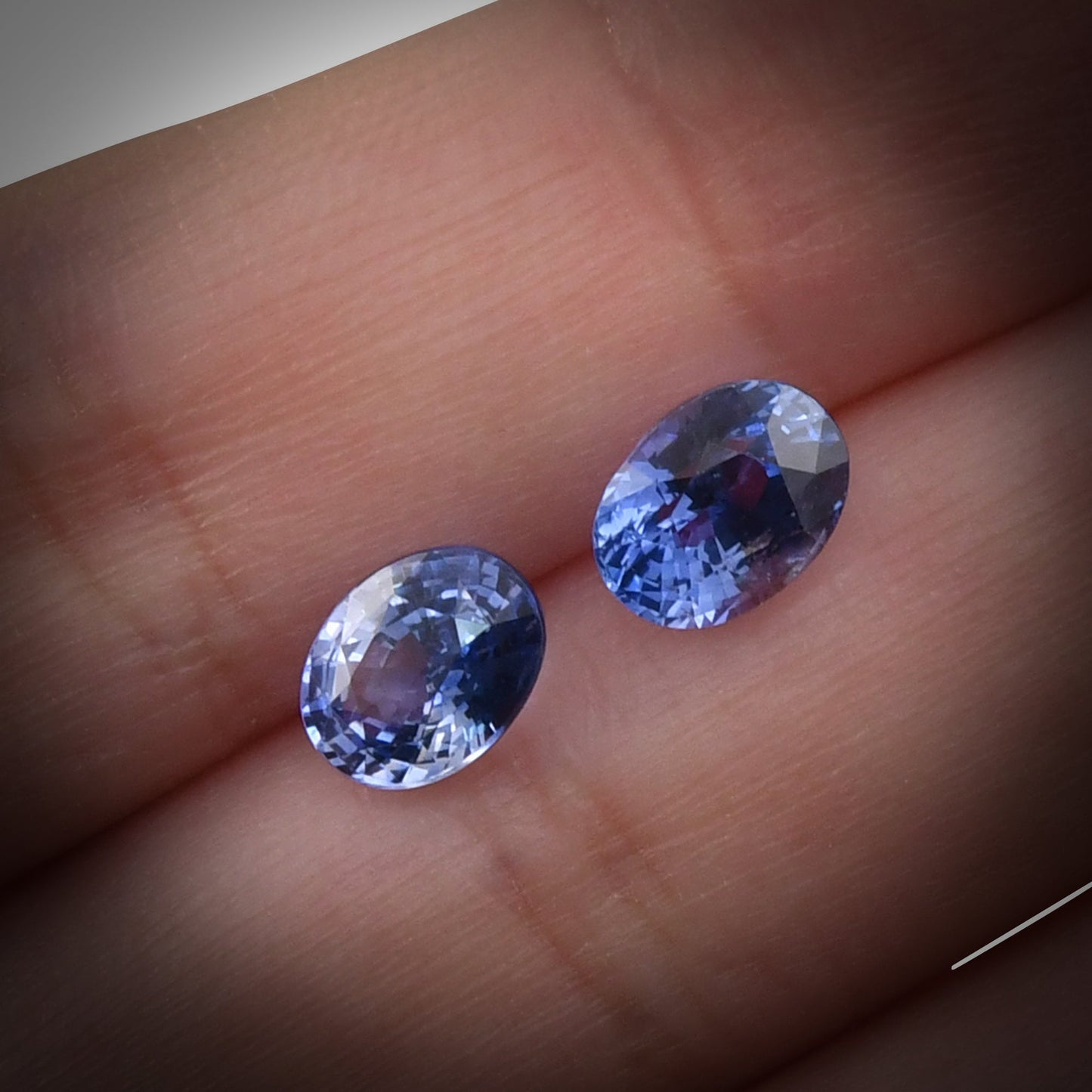 4,00 Karat blauer ovaler Saphir
