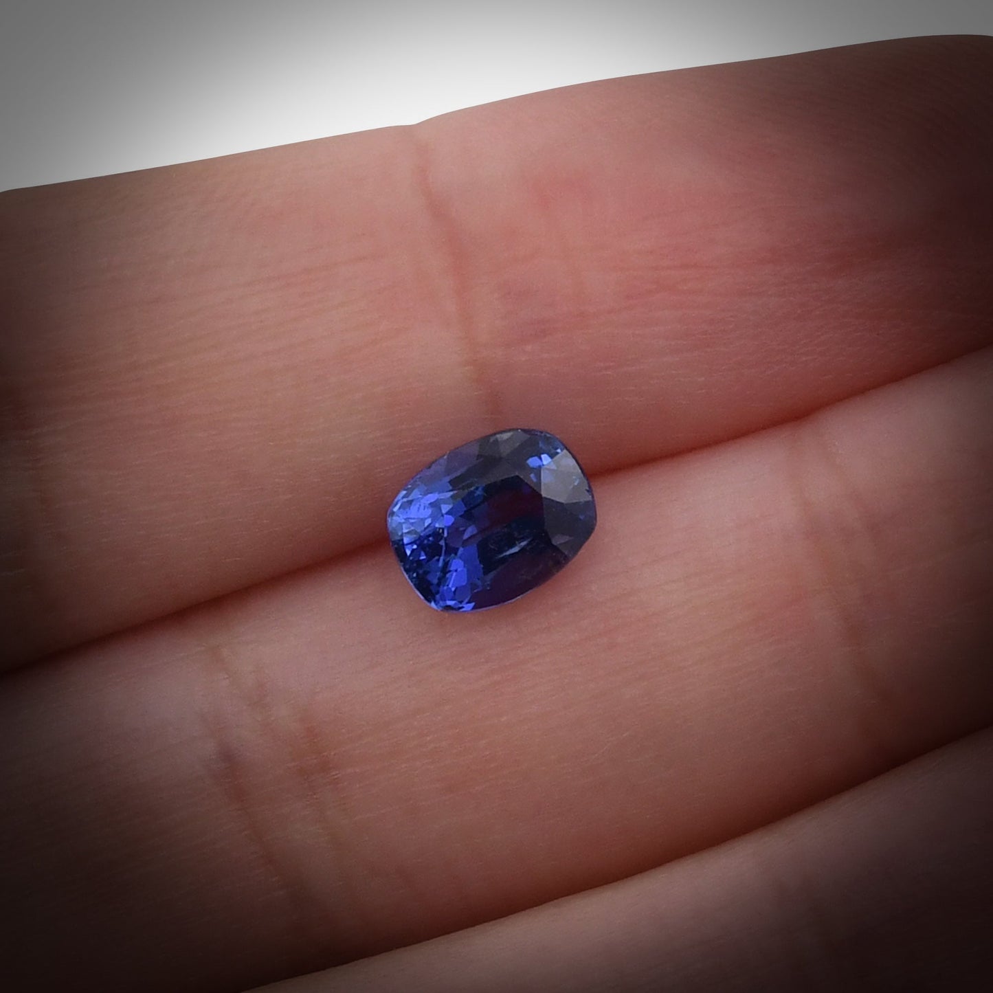 2,04 Karat blauer Kissen-Saphir