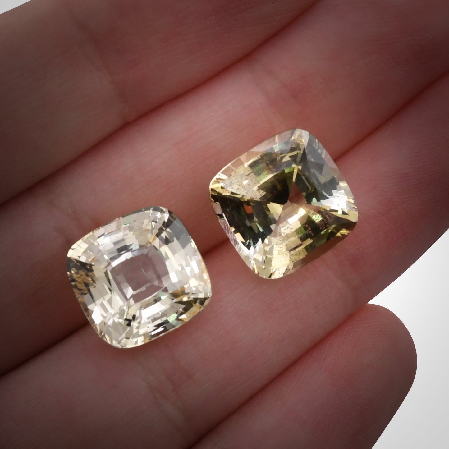 22,16 Karat gelber Kissen-Saphir (GIA)