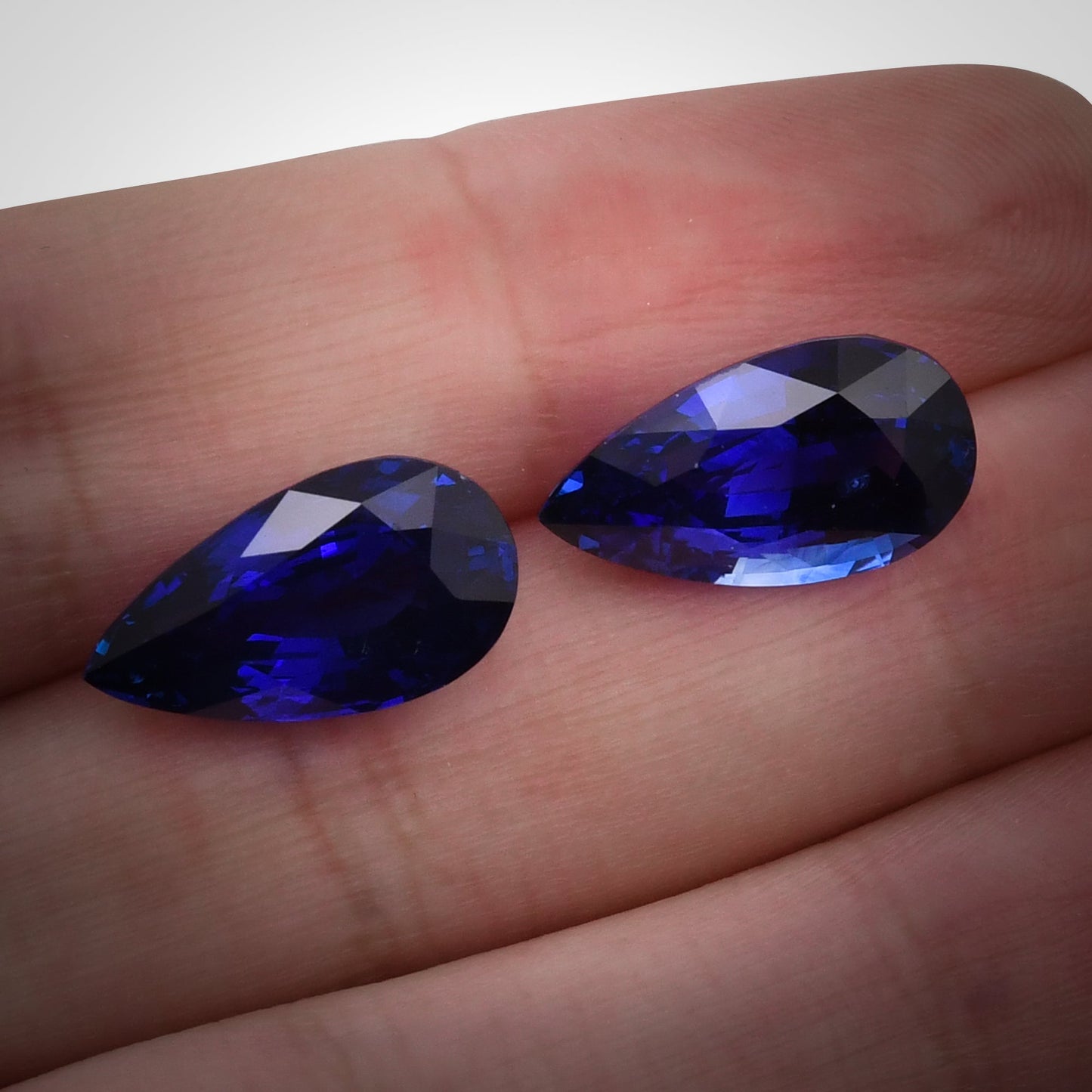 16,17 Karat blauer birnenförmiger Saphir aus Madagaskar (GRS)