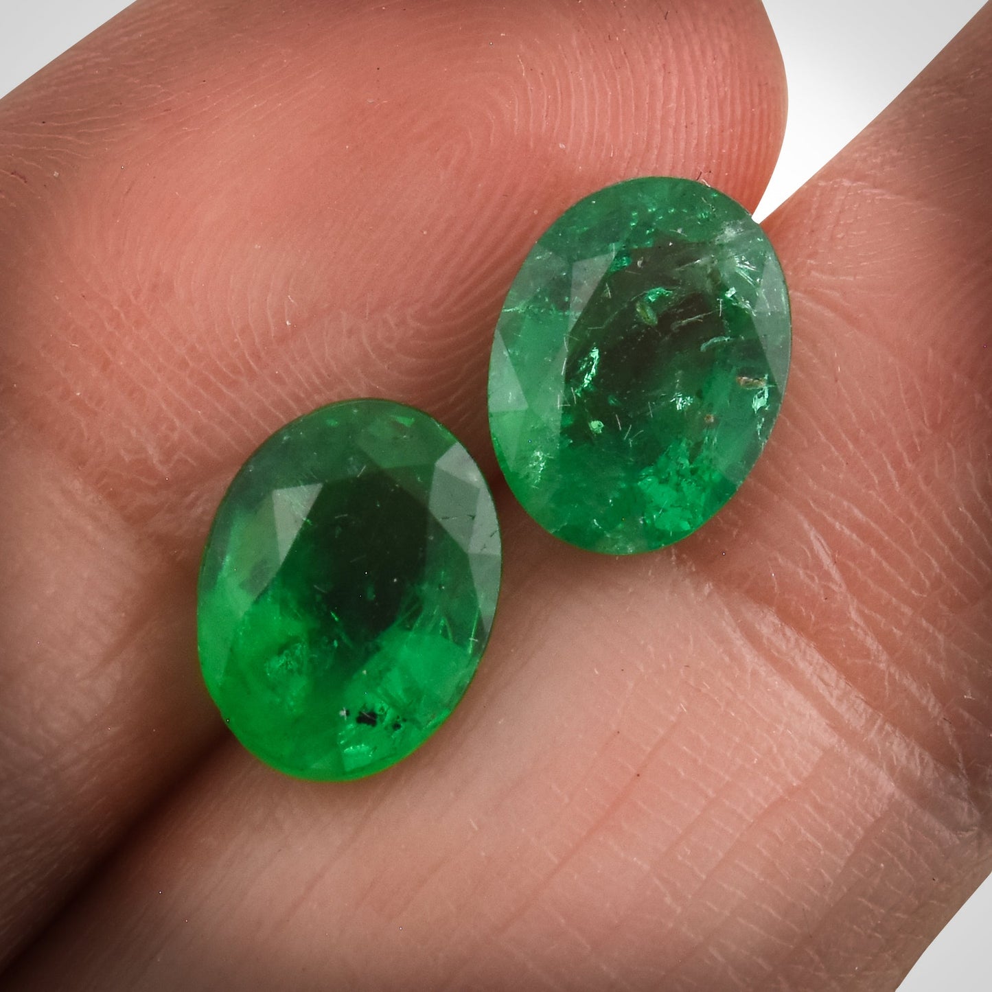 3,00 Karat grüner kolumbianischer ovaler Smaragd