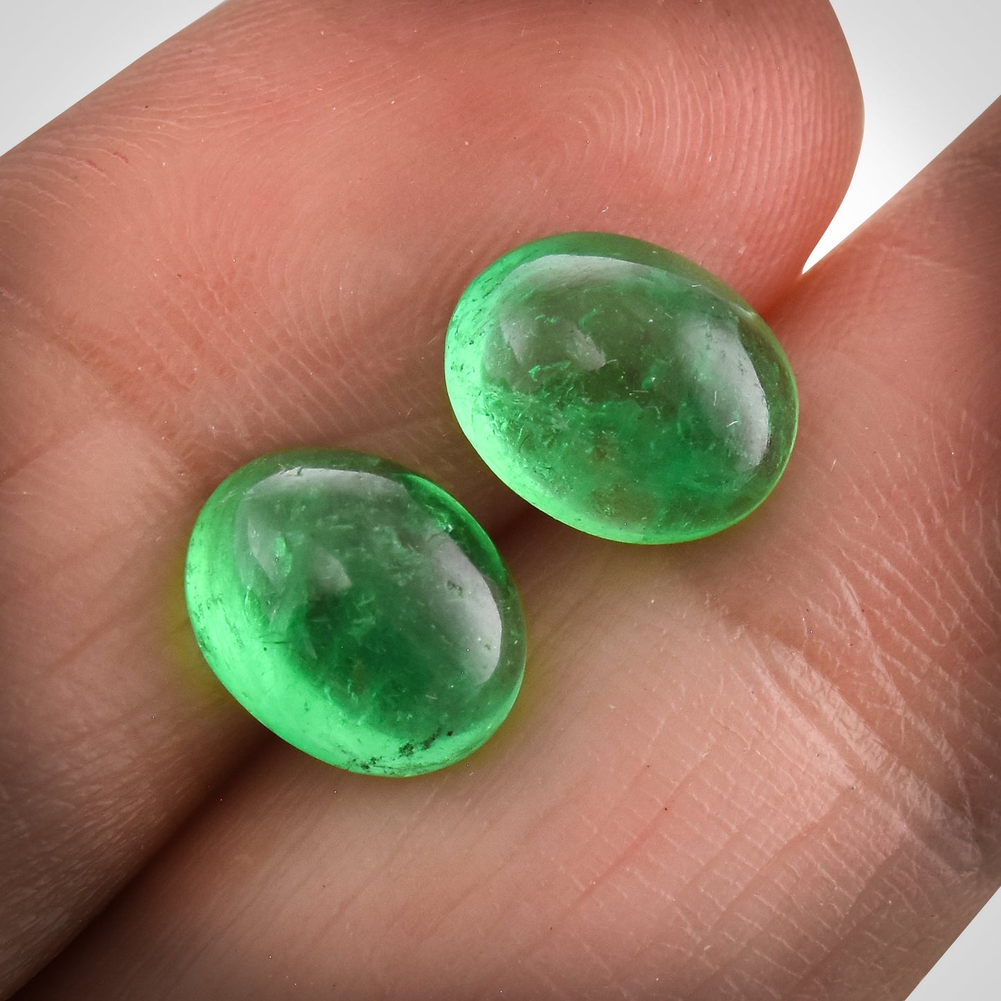 4,30 Karat grüner kolumbianischer Cabochon-Smaragd